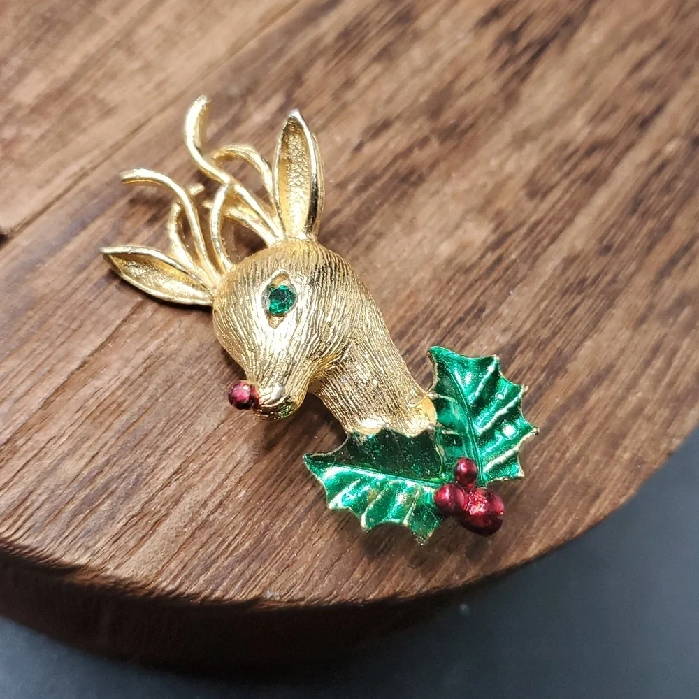 Vintage Gold TONE Reindeer Brooch with‎ Green Holly B828
